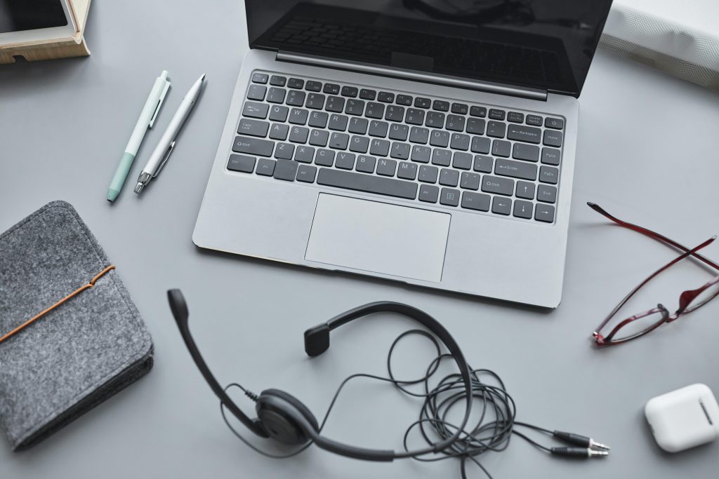 laptop-with-headphones